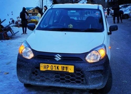 suzuki alto covered in snow in Manali taxi tour