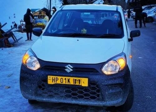 suzuki alto covered in snow in Manali taxi tour